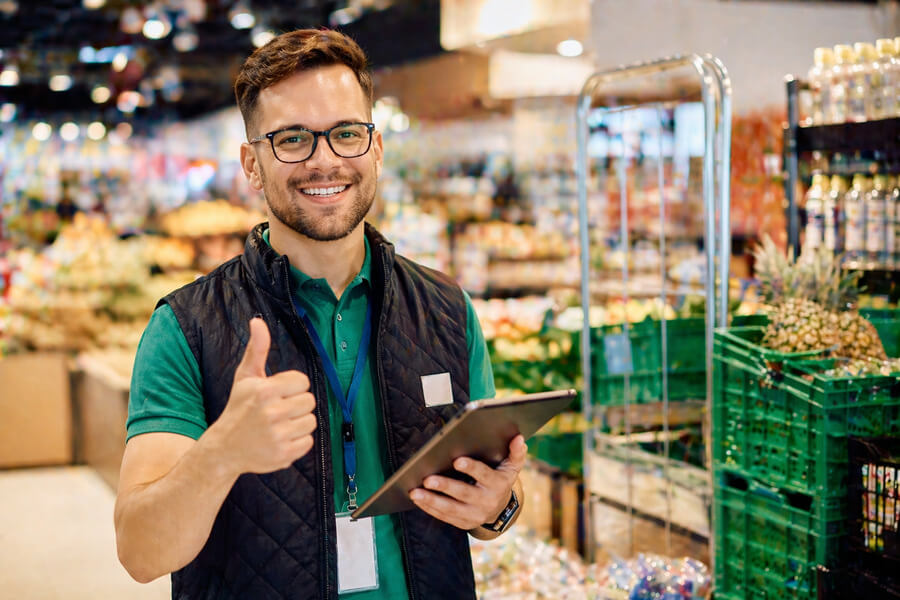Auditoría comercial - Supervisor sonriente validando gestión en área de frescos