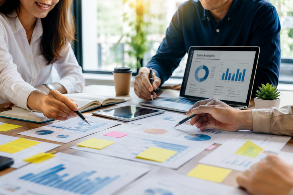 Equipo analizando datos y estrategias de comportamiento de compra.